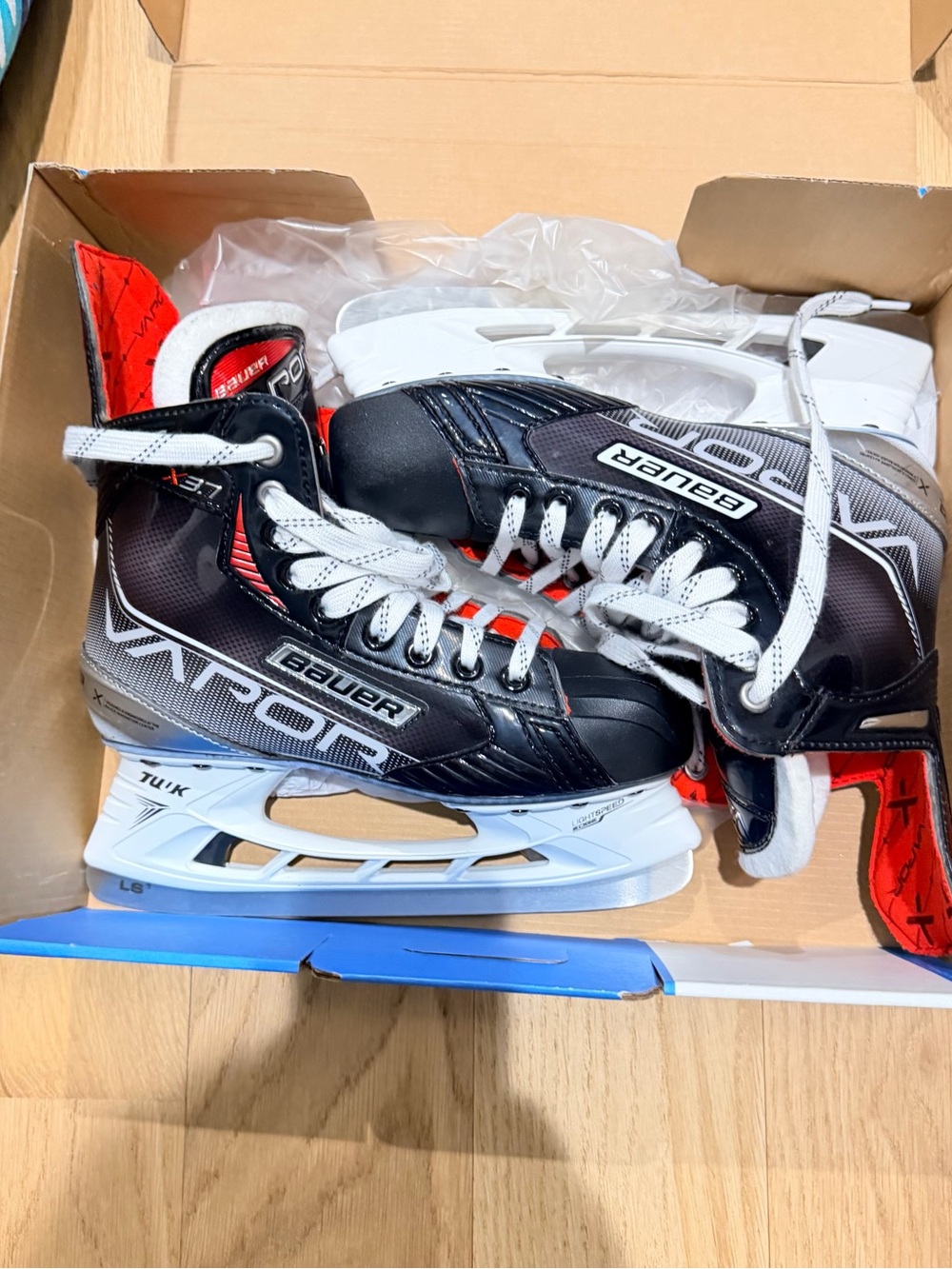 Bauer Vapor X3.7 Intermediate Skate  - kids 5.5 D width worn once